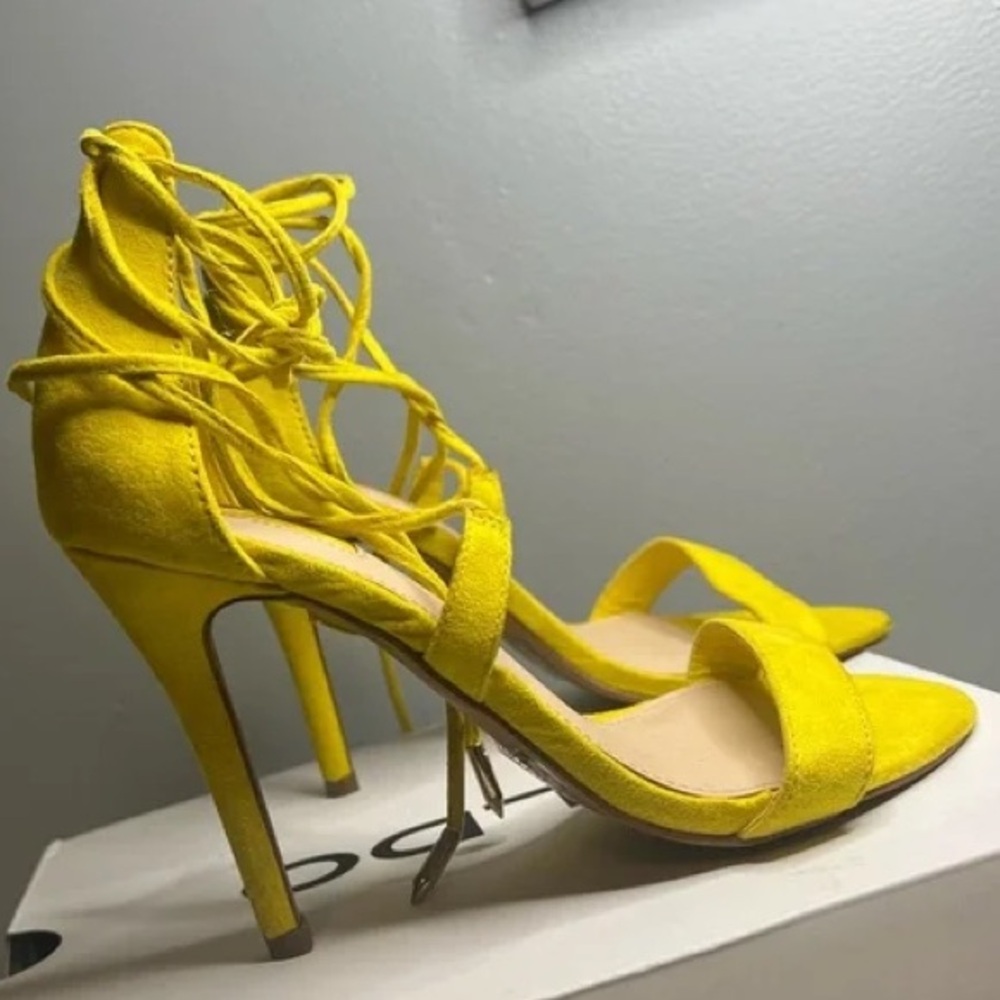 🔵 Yellow Lace-Up Heels